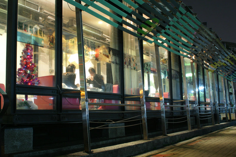 台中20號倉庫藝術特區藝術村2003年至2006年加崙工作室(大開劇團)時期夜晚的咖啡廳景緻攝影照片19